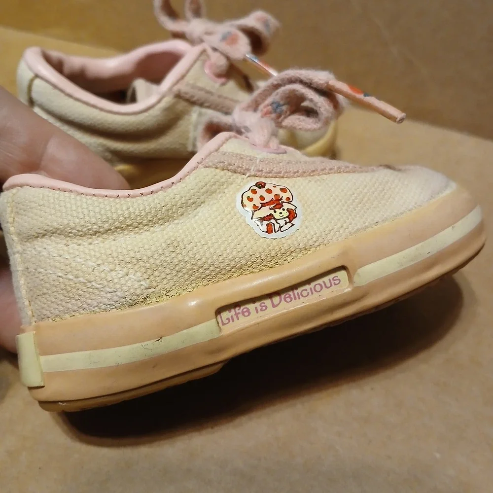 Stride Rite Strawberry Shortcake Baby Sneakers Vintage 1980s Pink Size 2 M